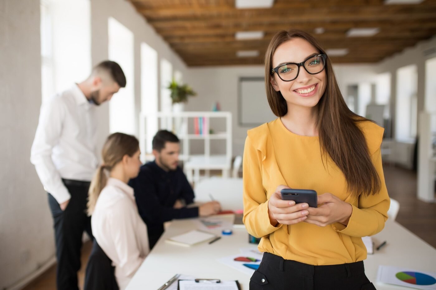 Asesora comercial Marfius conectando con diferentes mercados